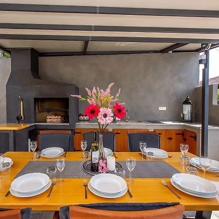 펜션 Beeindruckende 5-sterne-villa Mit Meerblick, Sauna, Gym, Beheizten Privatpool, Spielplatz, Bbq